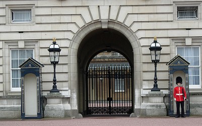 Guard standng outside Buckingham Palace